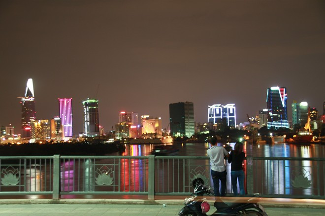 Tuy nhiên, ở trên cầu thì có thể vừa tâm sự, tụ tập lại vừa ngắm nhìn cả khu trung tâm thành phố hoa lệ, hiện đại bên bờ sông Sài Gòn