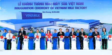 Phó Thủ tướng Hoàng Trung Hải cắt băng khánh thành Nhà máy sản xuất sữa nước hiện đại hàng đầu Thế giới của Vinamilk (Ảnh: Nguyễn Á)