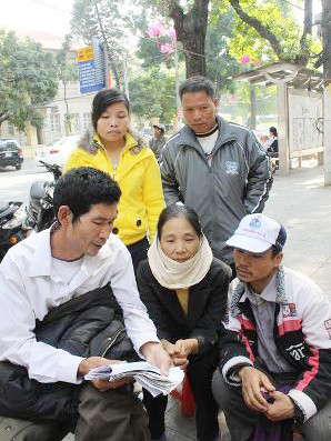 Lao động và người nhà tập trung trước trụ sở Cục Quản lý Lao động ngoài nước (ảnh chụp ngày 9-11). Ảnh: L. Phượng