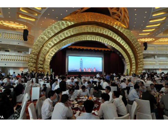 Tòa nhà đủ sức chứa toàn bộ 2000 dân làng. Tòa nhà đủ sức chứa toàn bộ 2000 dân làng