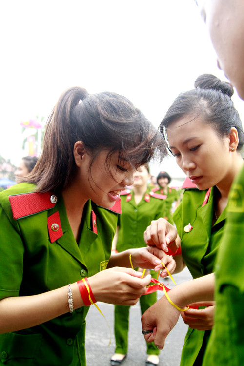 Giúp nhau đeo dây băng biểu diễn