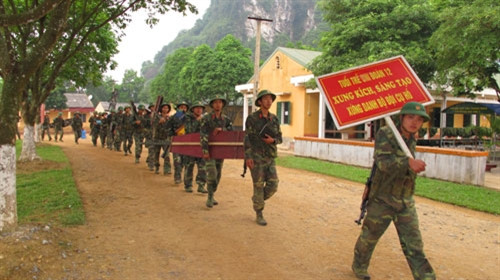 Hành quân ra thao trường cùng nhau luyện 