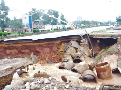 Hố tử thần rộng tới hơn 30m cắt đôi đường Lê Văn Lương kéo dài vào sáng 19-8. Ảnh: Tuấn Nguyễn