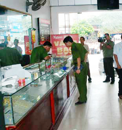 Cơ quan Công an tỉnh Bắc Giang tiến hành khám nghiệm hiện trường.