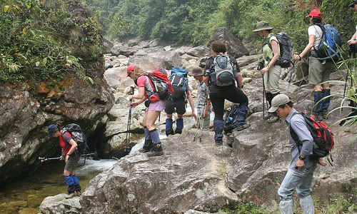 Chú ý luôn bám theo đoàn, tránh trường hợp đơn độc một mình. Ảnh: vega-travel