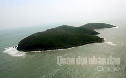 Đảo Yến nằm phía trước khu Đại tướng an nghỉ