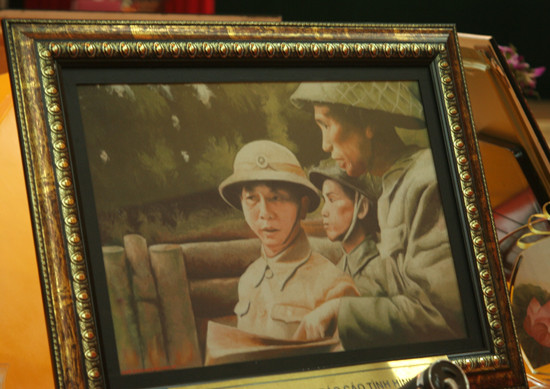 Đại tướng nghe báo cáo tình hình chiến sự Điện Biên Phủ (1954)