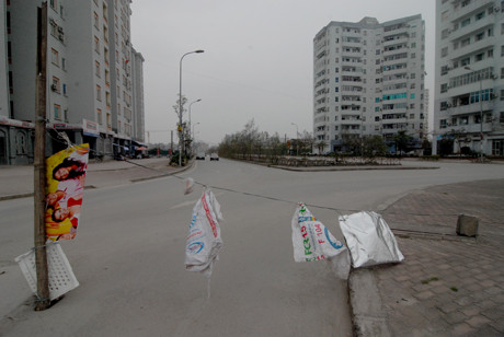 Căng dây treo túi ni lông để cảnh báo người tham gia giao thông