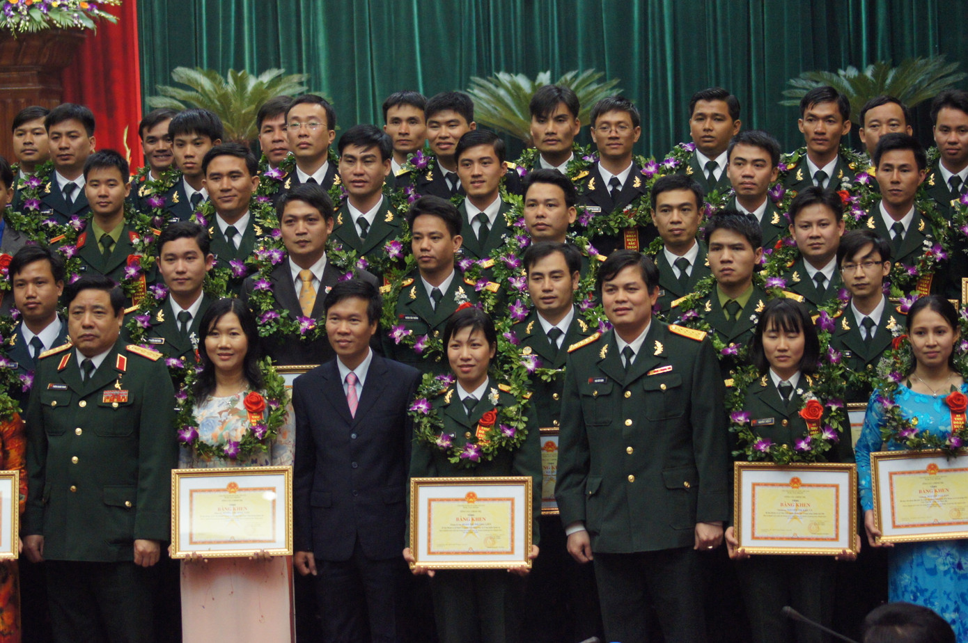 Đại tướng Phùng Quang Thanh, Anh Võ Văn Thưởng, cùng đại diện Thanh niên quân đội chụp ảnh lưu niệm cùng 80 thủ lĩnh đoàn xuất sắc.