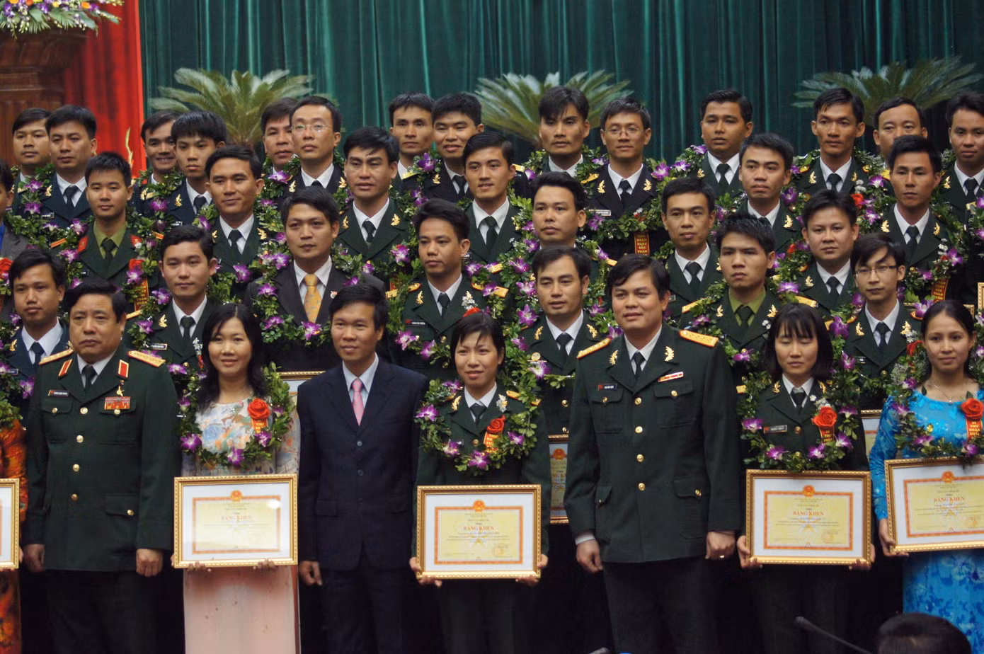 Đại tướng Phùng Quang Thanh, Anh Võ Văn Thưởng, cùng đại diện Thanh niên quân đội chụp ảnh lưu niệm cùng 80 thủ lĩnh đoàn xuất sắc.
