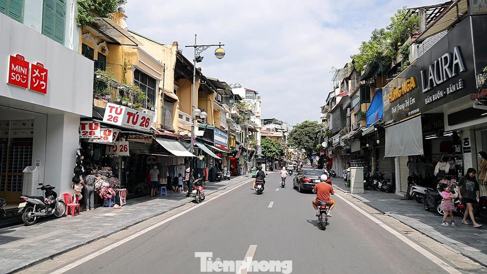 Nhiều địa điểm trước đây được coi là đắc địa như trục phố Hàng Ngang, Hàng Đào, Đồng Xuân... nay cũng đìu hiu. Nhiều địa điểm trước đây được coi là đắc địa như trục phố Hàng Ngang, Hàng Đào, Đồng Xuân... nay cũng đìu hiu.