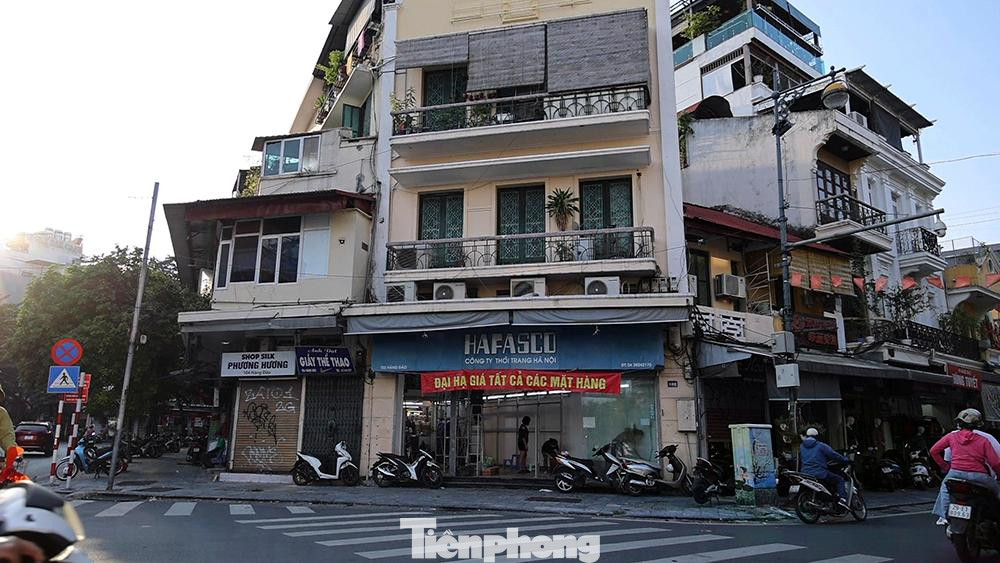 Tình trạng ế ẩm là thực trạng chung của hầu hết cửa hàng kinh doanh từ lớn đến nhỏ lẻ. Sức mua giảm nên các cơ sở kinh doanh không dám mạo hiểm bỏ ra chi phí lớn để thuê mặt bằng mở cửa hàng. Tình trạng ế ẩm là thực trạng chung của hầu hết cửa hàng kinh doanh từ lớn đến nhỏ lẻ. Sức mua giảm nên các cơ sở kinh doanh không dám mạo hiểm bỏ ra chi phí lớn để thuê mặt bằng mở cửa hàng.