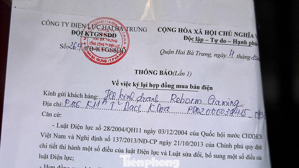Một số cửa hàng bị dán thông báo ngừng cung cấp các dịch vụ điện, nước... do đã lâu không đóng tiền. Một số cửa hàng bị dán thông báo ngừng cung cấp các dịch vụ điện, nước... do đã lâu không đóng tiền.