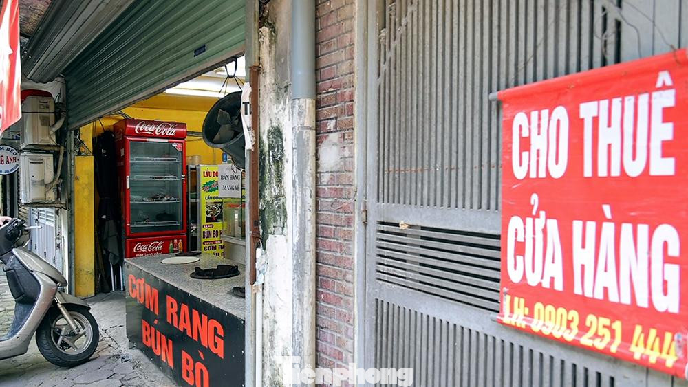 Thêm nữa, dịch COVID-19 khiến thói quen tiêu dùng của khách hàng thay đổi, phần lớn chuyển từ việc mua trực tiếp sang mua online. Thêm nữa, dịch COVID-19 khiến thói quen tiêu dùng của khách hàng thay đổi, phần lớn chuyển từ việc mua trực tiếp sang mua online.