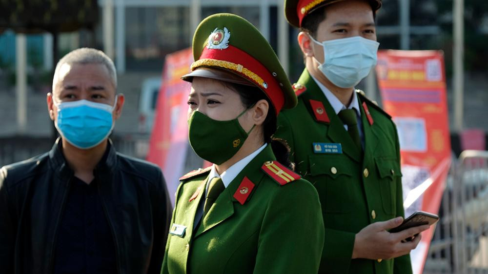 Nếu không có thẻ CCCD gắn chip điện tử hoặc không sử dụng điện thoại di động có cài ứng dụng VNEID được xác thực thông tin tiêm chủng thì cần mang theo Thông báo số định danh cá nhân và thông tin công dân trong cơ sở dữ liệu quốc gia về dân cư (thay cho thẻ CCCD gắn chíp điện tử), Giấy chứng nhận tiêm chủng COVID-19, xét nghiệm còn hiệu lực và làm thủ tục tại luồng riêng theo hướng dẫn của Ban Tổ chức.