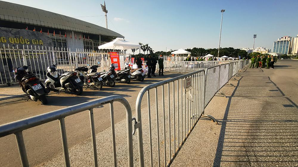 Khán giả cần chú ý: - Chấp hành nghiêm chỉnh quy định về phòng chống dịch Covid-19. Để đảm bảo thực hiện giãn cách theo quy định và kịp thời gian vào sân đúng giờ, đề nghị người dân đến làm thủ tục vào sân trước 2 giờ đồng hồ. - Công dân phải mang theo thẻ CCCD hoặc Thông báo số định danh, Giấy xác nhận tiêm 2 mũi, Phiếu kết quả xét nghiệm COVID-19 trong thời gian tối đa 72 giờ trước khi trận đấu diễn ra. - Thực hiện quét mã QR CheckPoint tại các điểm trông giữ xe, các cổng vào và các nơi có dán mã.