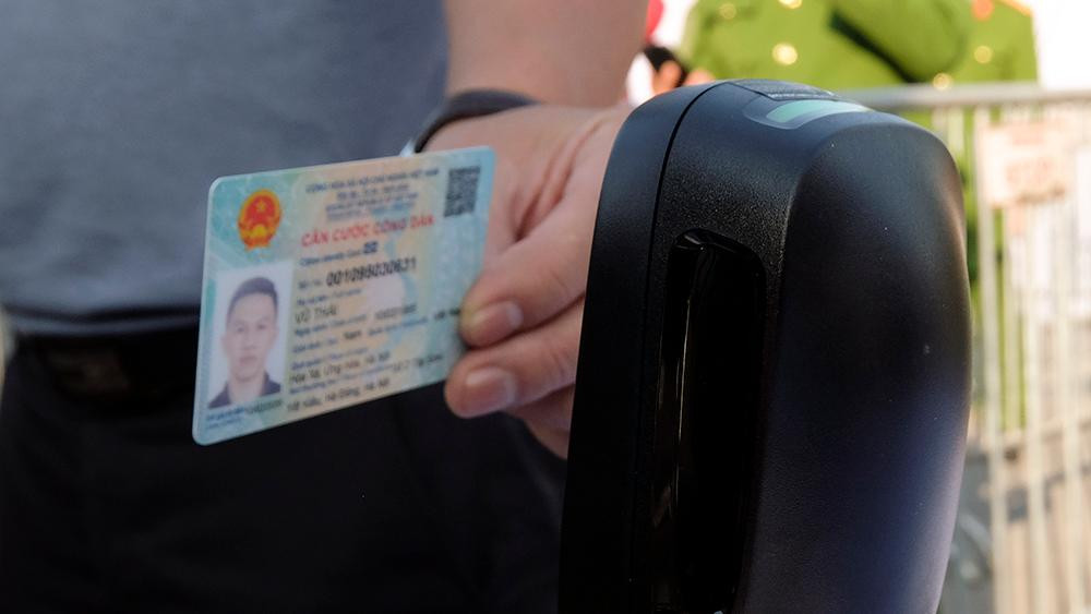 Khán giả cần chuẩn bị gì? Cục Cảnh sát quản lý hành chính về trật tự xã hội đề nghị người dân trước khi làm thủ tục vào sân cần cài đặt ứng dụng, kê khai thông tin đầy đủ, chính xác để tạo tài khoản trên ứng dụng VNEID (hoặc Website https://suckhoe.dancuquocgia.gov.vn).