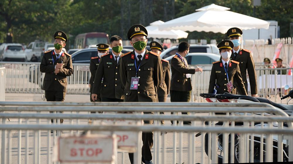 Bộ Công an và lãnh đạo TP Hà Nội đã thống nhất chỉ đạo triển khai ứng dụng thẻ căn cước công dân có tích hợp dữ liệu tiêm chủng để kiểm soát người ra vào sân vận động Mỹ Đình. Trung tướng Nguyễn Hải Trung - Giám đốc Công an TP Hà Nội cho biết.