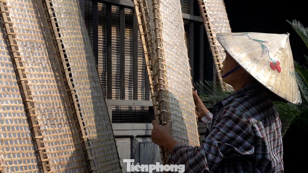 Sau khi tráng xong, từng phên bánh được mang đi phơi. Có dịp đến thăm làng cổ Thổ Hà, không khó để bắt gặp từ đường làng, ngõ xóm, bờ tường, mái nhà, mé ao… chỗ nào cũng phơi bánh đa. Cả làng phảng phất một mùi thơm của bột.