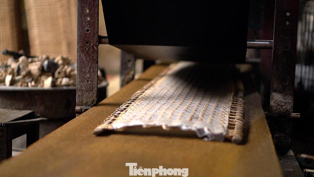 Sau khi đổ bột vào máy, người thợ đặt những phên tre lên phần trên của máy, bột sẽ được tự động giàn đều từng phên, hơi nước ở nhiệt độ cao sẽ làm chín bột, tạo thành lớp bánh mỏng, đều và trắng mịn