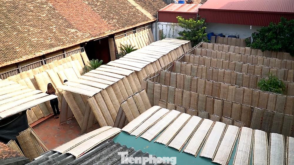 Bánh đa nem Thổ Hà mẫu mã đẹp mắt, trắng mịn, mỏng tang lại rất đều nhau, có vị thơm nhẹ nhàng, tinh tế của gạo ngon đã được chọn lựa kỹ.