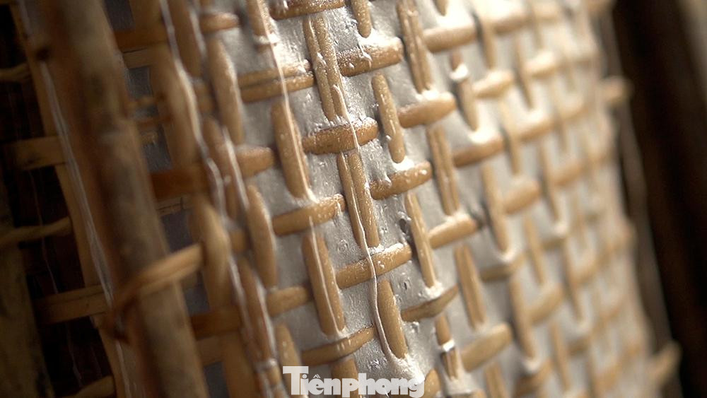 Bánh đa Thổ Hà phơi bằng gió chứ không phơi bằng nắng, bởi theo những người thợ lành nghề, nắng to sẽ làm cho bánh quá khô, dẫn đến dễ bị vỡ khi cuốn, không đảm bảo chất lượng.