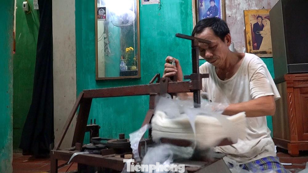 Ngày nay, những công việc vất vả nhất của người thợ làm bánh đa nem đã được hỗ trợ rất nhiều từ máy móc nhưng không vì thế mà nghề này trở nên nhàn nhã và dễ dàng.