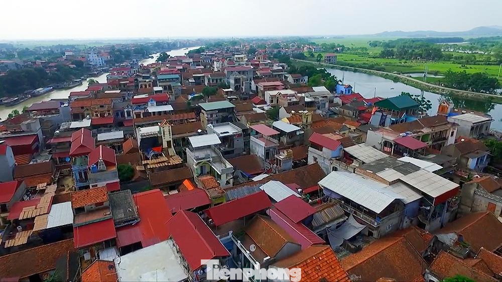 Cách Hà Nội khoảng hơn 40km, làng cổ Thổ Hà (xã Vân Hà, huyện Việt Yên, tỉnh Bắc Giang) từ lâu đã nổi tiếng là nơi sản xuất bánh đa nem truyền thống.