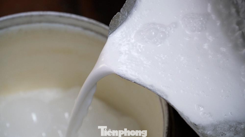 Công đoạn tiếp theo là tráng bánh. Trước kia, đây là công đoạn khá vất vả bởi tráng sao cho chín vừa, cho đều tay... là vấn đề quan trọng đối với thợ làm bánh.