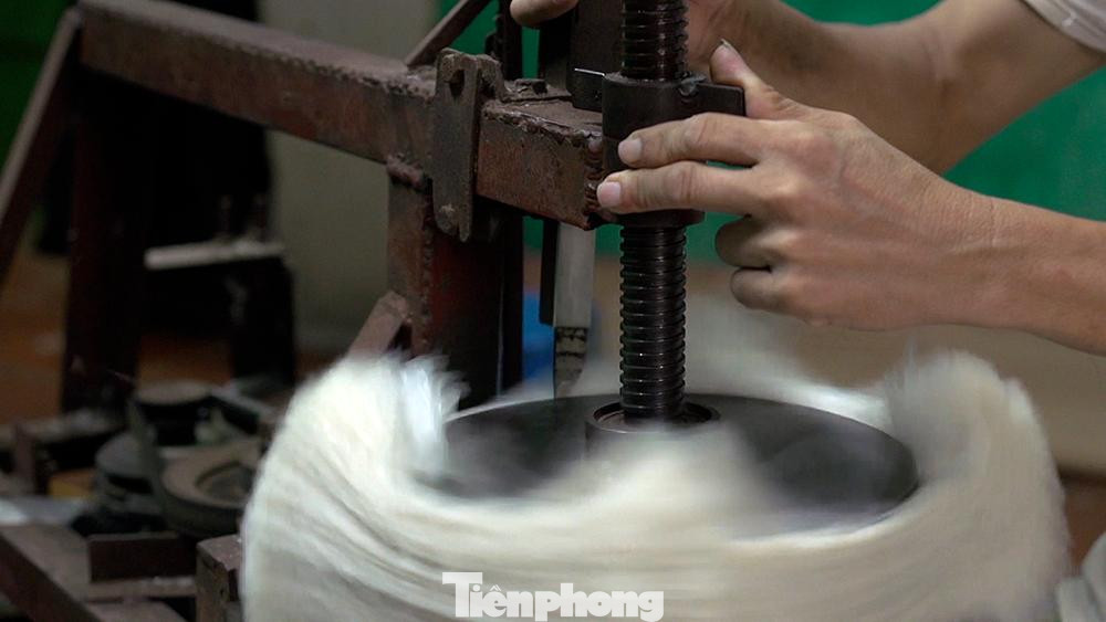 Sau khoảng 6 đến 8 tiếng phơi, bánh sẽ được chuyển vào nhà, cắt bằng máy và đóng gói.