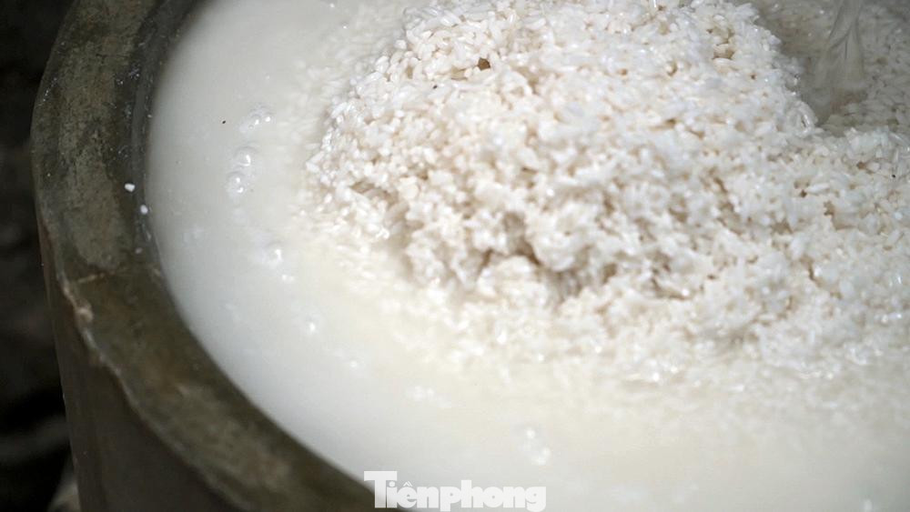 Công đoạn đầu tiên là xay gạo làm bột. Gạo làm bột không quá cầu kỳ, chỉ cần chọn gạo khang dân nhưng phải ngâm đủ lâu và xay thật mịn sao cho bột có độ keo đạt tiêu chuẩn.