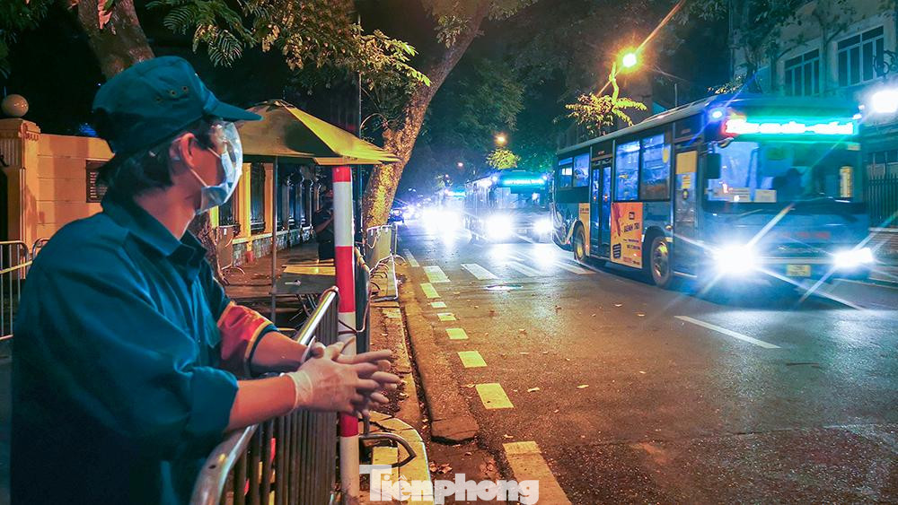 Với hơn 1.000 người nhà bệnh nhân, quận Hoàn Kiếm sẽ căn cứ vào kết quả xét nghiệm sáng nay (3/10) để có phương án triển khai cụ thể trong những ngày tới.