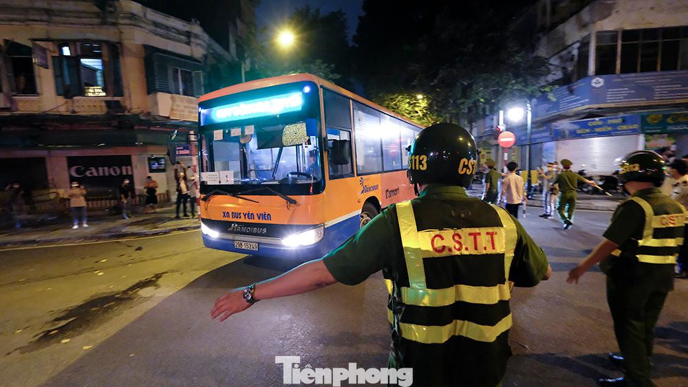 Phân luồng và hướng dẫn xe buýt vào nơi đón các trường hợp F1.