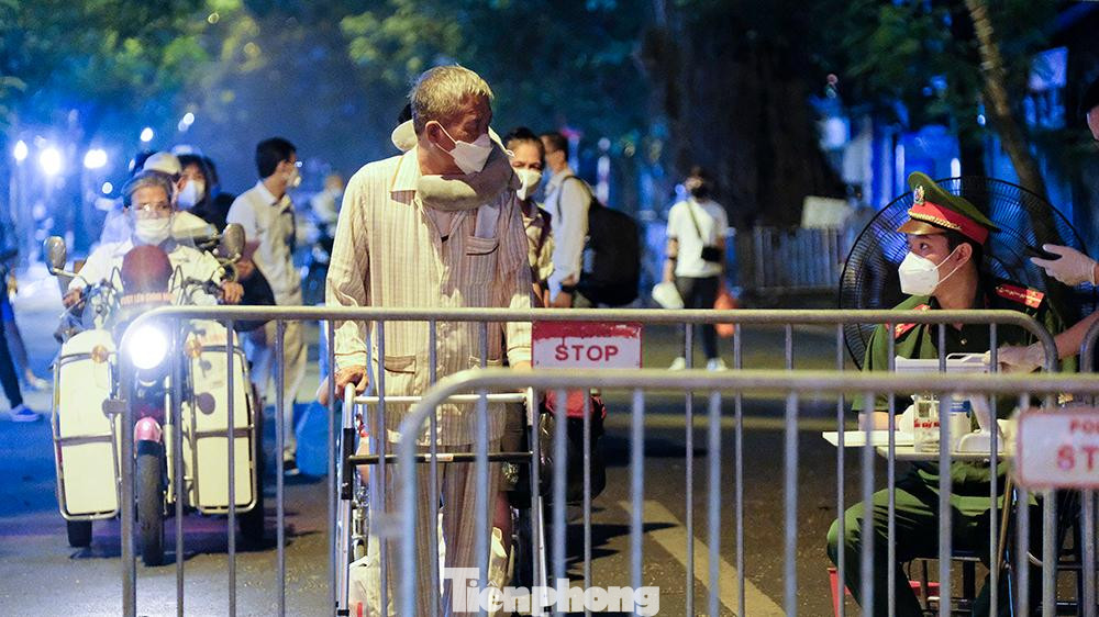 21h ngày 2/10, tại ngã tư Phủ Doãn – Tràng Thi (Hà Nội), khoảng 30 bệnh nhân chạy thận, ghép thận được lực lượng chức năng chia thành 2 nhóm rời bệnh viện. Trước đó, những bệnh nhân này đều được bệnh viện xét nghiệm 2 lần/ngày trong liên tiếp 2 ngày.