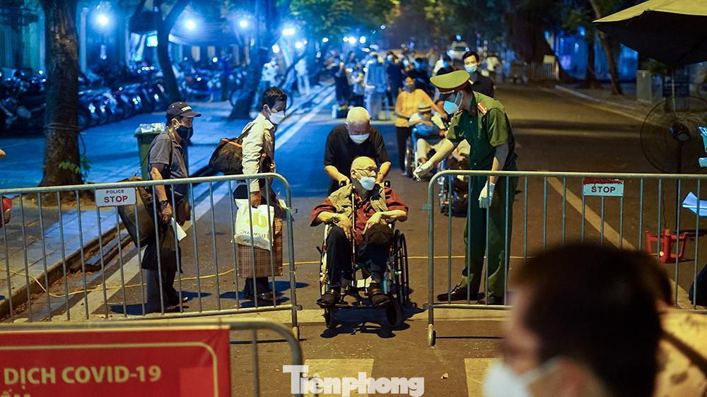 Từ 21h ngày 2/10, bệnh viện Việt Đức bắt đầu giảm mật độ bệnh nhân điều trị tại viện. Một số bệnh nhân chạy thận, ghép thận được cho về nhà.