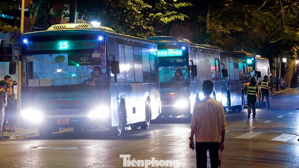 Lực lượng chức năng đã huy động nhiều xe buýt để vận chuyển 145 trường hợp F1 ở bệnh viện đến khu cách ly tập trung tại trường Đại học Sư phạm Thể dục Thể thao Hà Nội (huyện Chương Mỹ).