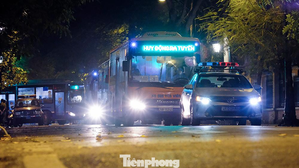 Trong hai ngày vừa qua, các đơn vị chức năng đã lấy được 7.260 mẫu những người liên quan đến bệnh viện Việt Đức. Trong đó, 4.384 mẫu là nhân viên y tế, người bệnh, người chăm sóc; 1.385 mẫu tại khu dân cư xung quanh bệnh viện; 1.491 mẫu là những người về từ bệnh viện. Hiện còn 200 mẫu đang chờ kết quả từ CDC Hà Nội.