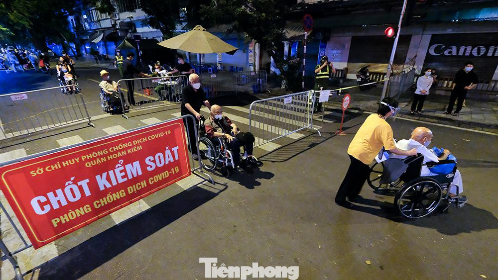 Trước khi rời bệnh viện, những người này đều phải khai báo thông tin cá nhân và có kết quả xét nghiệm âm tính. Những bệnh nhân đang chạy thận tại bệnh viện Việt Đức phần lớn là người cao tuổi, phải ngồi xe lăn có người nhà giúp đỡ di chuyển.