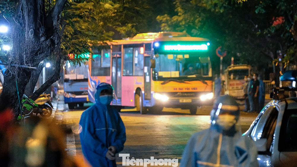 Đến 0h10 ngày 3/10, các chuyến xe bắt đầu di chuyển từ bệnh viện đến khu cách ly tập trung.