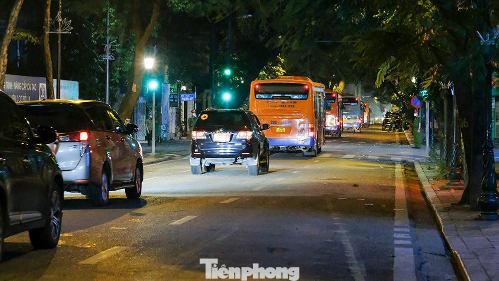 Phố Phủ Doãn bị cách ly y tế đến 14/10. Các phố Ấu Triệu, Thọ Xương, Chân Cầm và Ngõ Huyện thực hiện phong tỏa tạm thời cho đến khi có thông báo mới.