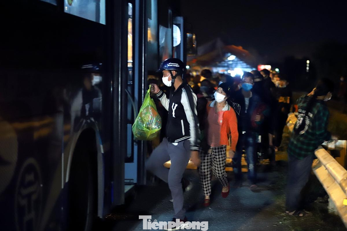 Một số người được đưa lên xe buýt chuyên chở qua địa phận Hà Nội để bàn giao cho các tỉnh có công dân từ phía Nam về.