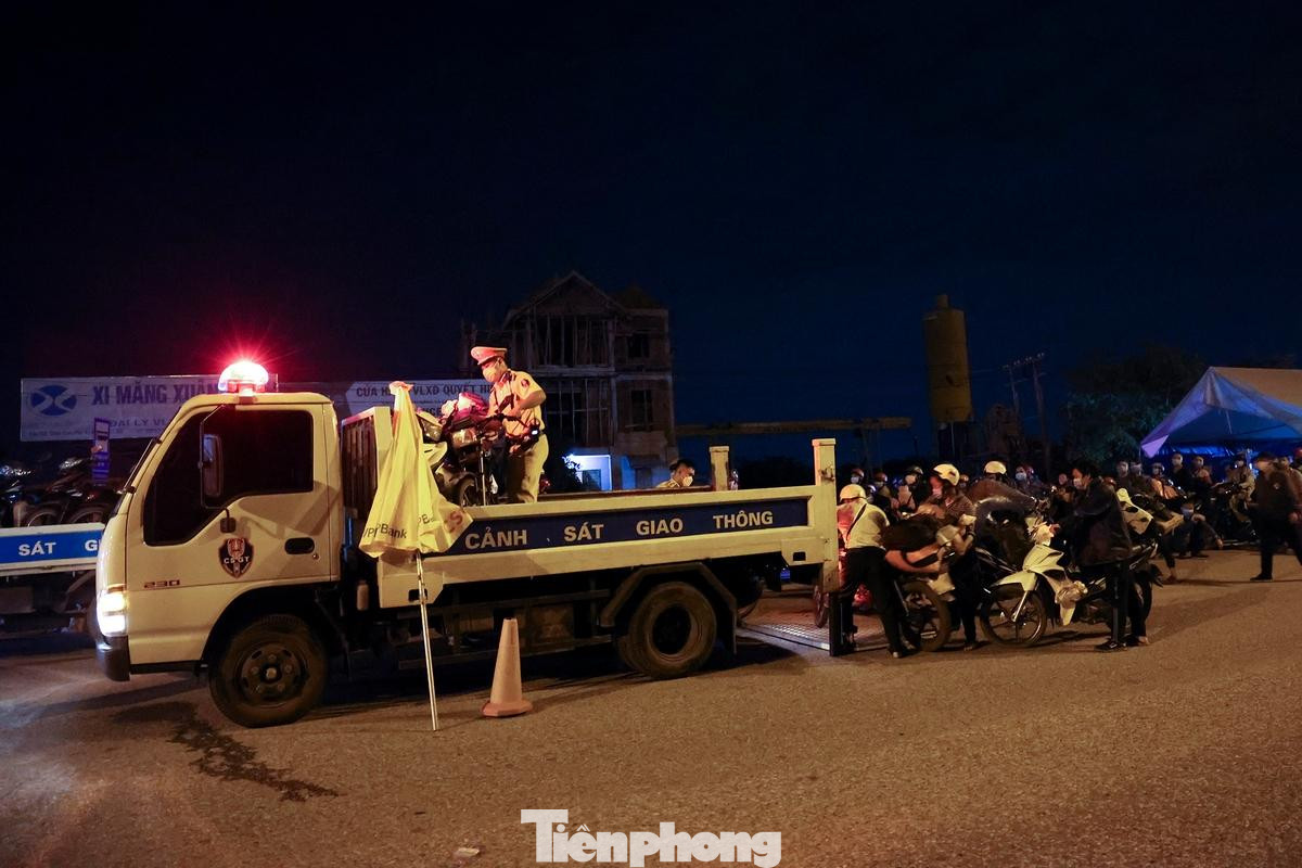 Sau khi tiến hành kiểm tra các thủ tục hồ sơ và kiểm tra y tế của người dân, Công an TP Hà Nội sẽ dẫn họ về hướng cầu Trung Hà (thuộc địa phận huyện Tam Nông, tỉnh Phú Thọ).