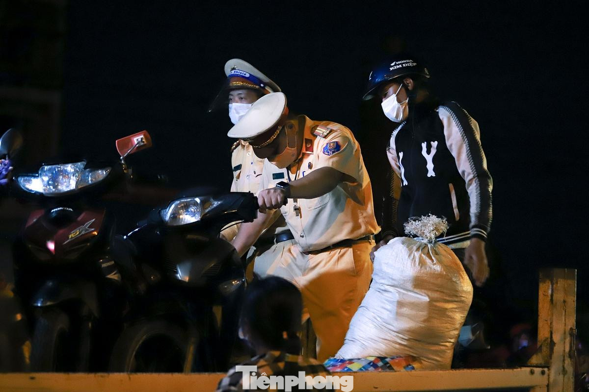 Lực lượng chức năng đã liên hệ đến công an tỉnh Phú Thọ để tiếp nhận và giúp đỡ đưa những người này tiếp tục di chuyển đến những địa phương của họ.