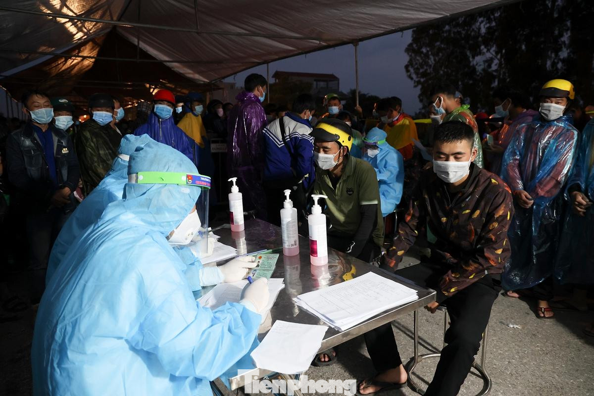 Tại chốt kiểm soát dịch COVID-19 thuộc huyện Phú Xuyên, lực lượng chức năng đã hướng dẫn khai báo y tế, sàng lọc từng nhóm người.