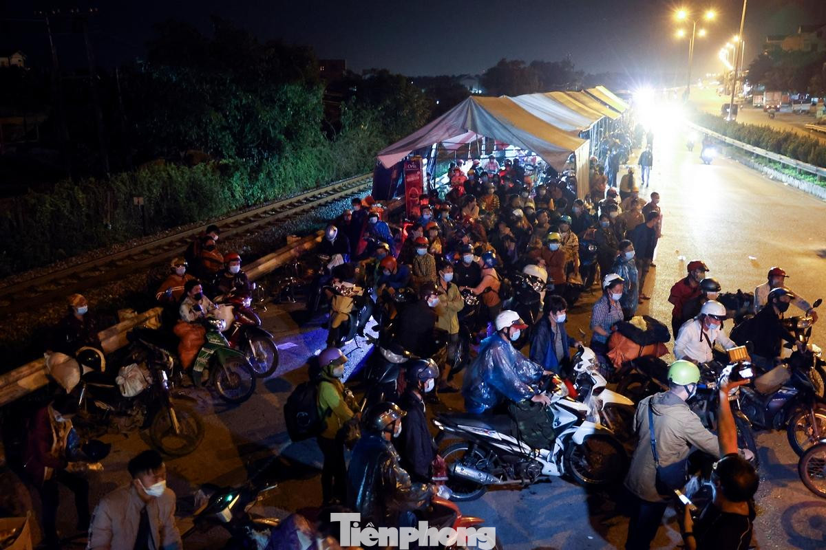 Theo chỉ huy chốt kiểm dịch số 1 (Pháp Vân - Cầu Giẽ), trong ngày 5/10, khoảng hơn 1.000 người chạy xe máy chở theo phụ nữ, trẻ em và vật dụng sinh hoạt chạy cả ngàn km dọc theo Quốc lộ 1A, đường Hồ Chí Minh ngang qua Hà Nội để về các tỉnh miền núi phía Bắc.
