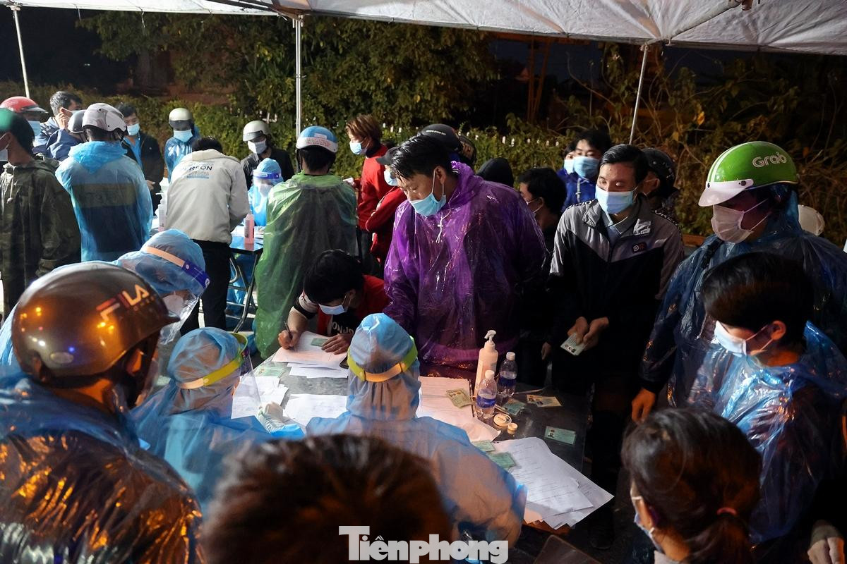 Theo ghi nhận của phóng viên, tại chốt số 1 (Quốc lộ 1A cũ) tối 5/10 đã có khoảng hơn 300 người di chuyển từ các tỉnh phía Nam về Sơn La, Hà Giang, Cao Bằng...