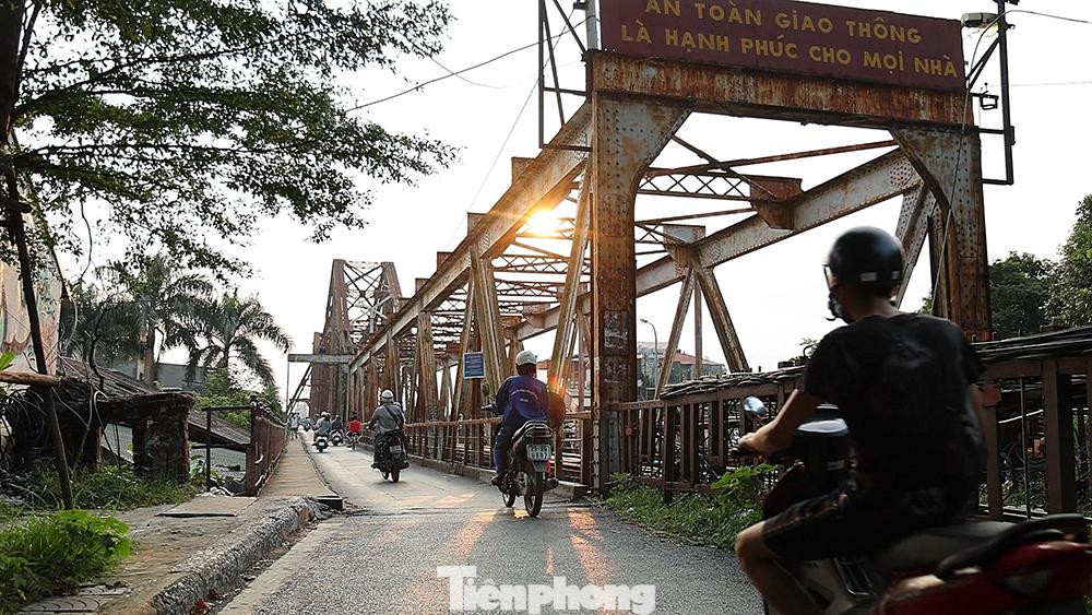 Cầu dành cho đường sắt đơn chạy ở giữa; hai bên là đường dành cho xe máy, xe đạp và người đi bộ (đi trên đường hành lang dành riêng). Đường cho các loại xe là 2,6m và lối đi bộ là 0,4m.