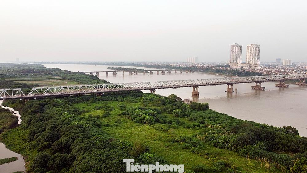 Cầu Chương Dương dài 1.230m, gồm 21 nhịp, chia làm bốn làn xe chạy hai chiều, mỗi bên rộng 5m. Thiết kế ban đầu của cầu ước tính đáp ứng 7.000 phương tiện mỗi ngày nhưng sau đó lượng xe tăng gấp 3 đến 4 lần.