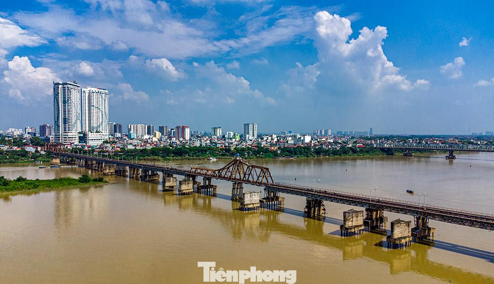 Cầu Long Biên do Pháp xây dựng từ 1898 đến 1902. Đây là cây cầu thép đầu tiên bắc qua sông Hồng nối liền quận Hoàn Kiếm và quận Long Biên. Có tổng chiều dài 2.290m qua sông và 896m đường dẫn, gồm 19 nhịp dầm thép đặt trên 20 trụ cao hơn 40m.