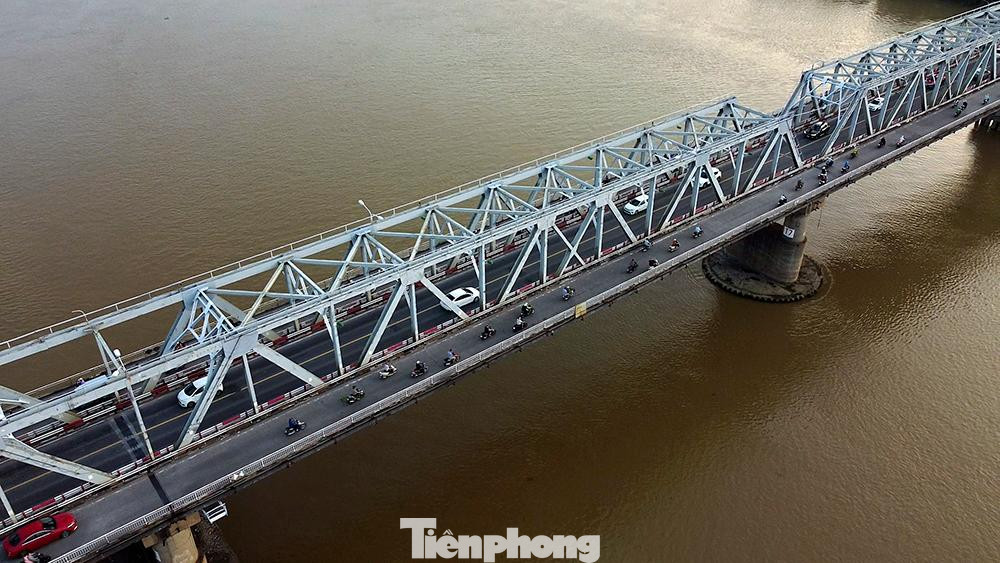 Cầu Chương Dương xây dựng từ 1983 đến 1986. Đây là cây cầu lớn đầu tiên được thiết kế và thi công hoàn toàn bởi đội ngũ kỹ sư người Việt Nam, bắc qua sông Hồng nối quận Long Biên với quận trung tâm của Thủ đô